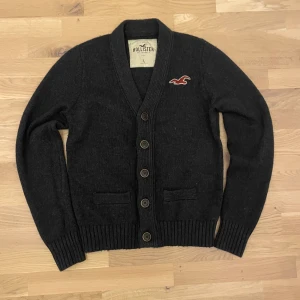 Hollister cardigan  - Säljer en riktigt go cardigan från hollister i fint skick. Den är använd sparsamt så har inga defekter. Den är storlek L men sitter mer som M 