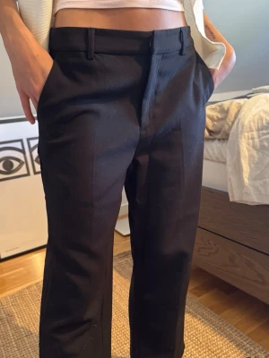 Kostymbyxor  - Jättefina från Gina. Passar dig som är 151-155 cm. 