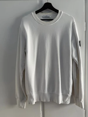 Stone island tröja  - Vit sweatshirt från Stone Island passar perfekt till varmare kvällar. Priset kan såklart diskuteras vid snabb affär!