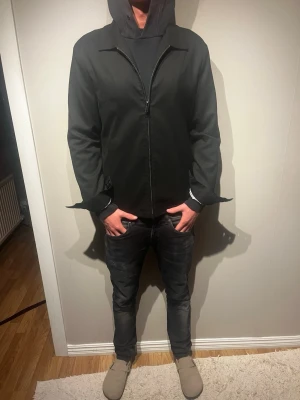 Riley Overshirt  - Overshirt i Färgen Svart ⚫️Storleken är 46 vilket är S. Märket är Riley och nypriset är 2000kr! Det är nyskick Modellen är 177cm och väger 65kg📏 skriv för mer information✅