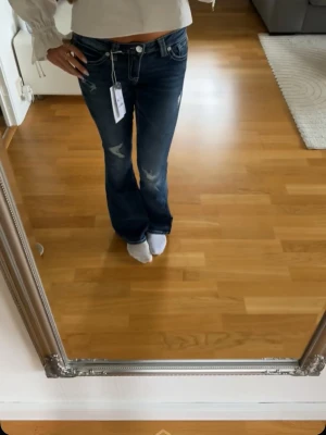 Low waist jeans med slitningat - S TALL, men lite korta på mig som är 173, andvända EN gång.