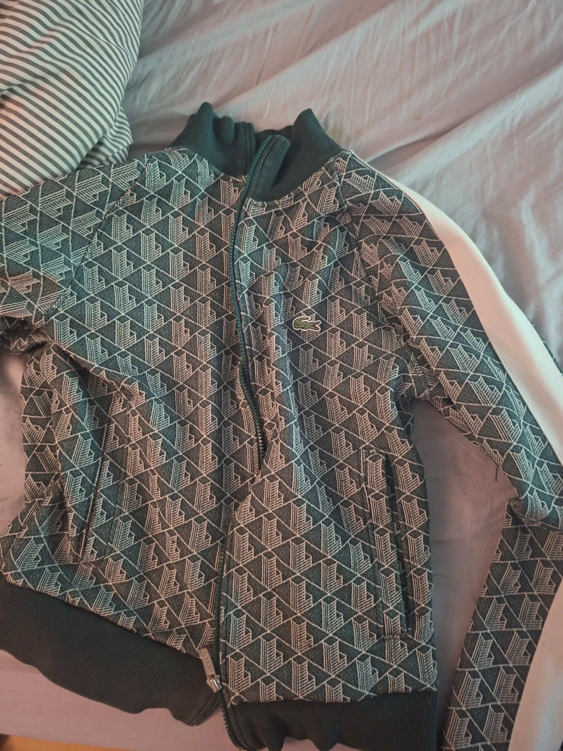 Mönstrad zip-jacka från Lacoste