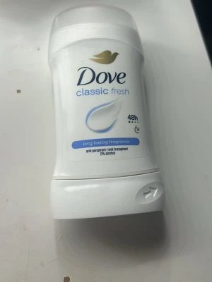 Dove Classic Fresh deodorant stick - Dove Classic Fresh deodorant stick med långvarig fräsch doft. Vit plastförpackning med blå och guld detaljer. Ger 48 timmars skydd, är alkoholfri och har en mjuk formula som är skonsam mot huden.