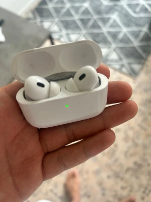 Apple AirPods Pro med laddningsetui - Hej säljer mina AirPods eftersom jag inte använder de allt längre de är knappt använda och är helt felfria.