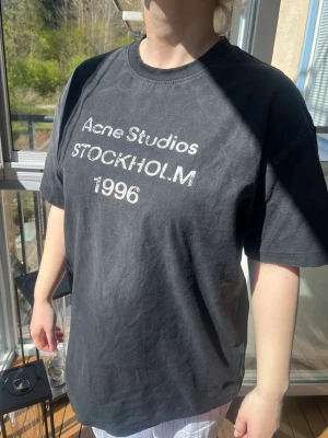 T-shirt Acne studios S - Acne studios T-shirt  Ny skick priset går att diskutera 