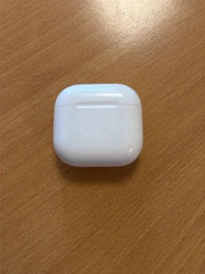 Apple AirPods Pro med laddningsetui - Säljer ett par Apple AirPods Pro med det klassiska vita laddningsetuiet. Smidig och kompakt design i blankt plastmaterial. Perfekt för trådlös musik och samtal, lätt att ta med överallt.