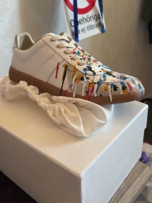 Maison Margiela paint splatter -  Maison Margiela med paint splatter oanvända om  mer bilder önskas bara o skriva samt pris
