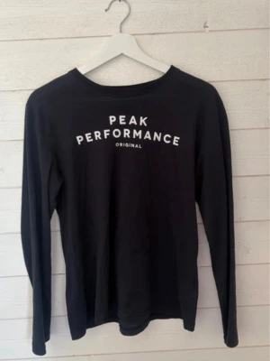 Peak performance tröja - Fin tunn tröja från peak performance. Den är i gott skick utan defekter och är i storlek 160. Den är normal i storlek. Hör av er vid funderingar!🙂