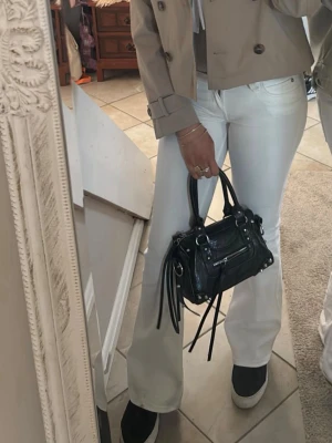 Vita weekday jeans - Fina vita weekday jeans, stl 28/32, använt dem 3 gånger💞bara att skriva om det är några funderingar!