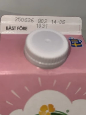 Arla rosa mjölkdryck jordgubb 1L - Säljer en 1 liters förpackning Arla rosa mjölkdryck med smak av jordgubb. Kartongen är vit och rosa med randigt mönster och har en praktisk skruvkork. Perfekt för dig som vill testa något annorlunda och gillar jordgubbssmak.