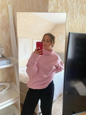 Ljusrosa stickad polotröja  - Rosa stickad polotröja. Lite oversized och längre nedtill. Osäker på storleken men passar allt ifrån s och uppåt i storlekarna beroende på hur man vill att den ska sitta!