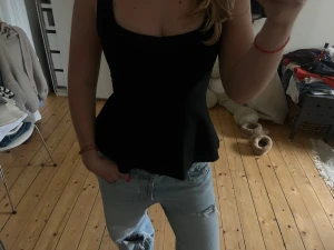 Svart peplum topp - Sååå snygg topp! Har en liten utsvängning nedtill och sitter jättefint. Använd endast 1 gång🩵