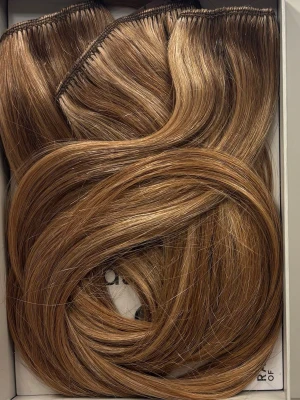 Bruna clip-in löshår Rapunzel - Säljer ett set med tre klassiska clip-in löshår från Rapunzel of Sweden. Färgen heter Golden Brown, det är Light Volume och är 50cm långa. Löshåret är rakt och silkeslent, perfekt för att skapa extra volym och längd. 