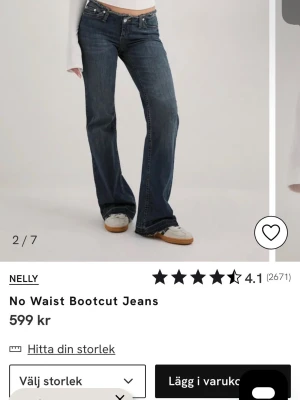 Bootcut jeans från Nelly, mörkblå - Bootcut jeans från Nelly i mörkblå denim med låg midja och klassisk femficksdesign. Jeansen har en lätt utsvängd passform nertill och stängs med dragkedja och knapp. Perfekta för en avslappnad och trendig look.