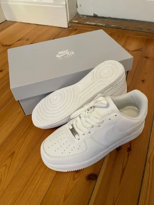 Nike Air Force 1 vita - Helt oanvända nike air force 1, storlek 41. 