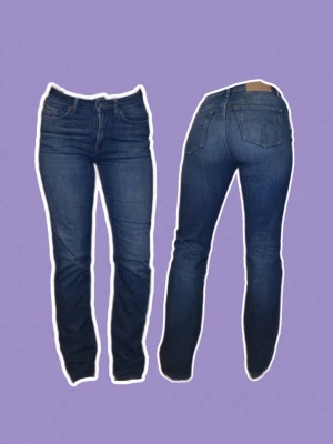 Mörkblå midrise jeans - Snygga mörkblå jeans med raka ben och hög midja. W26 L32