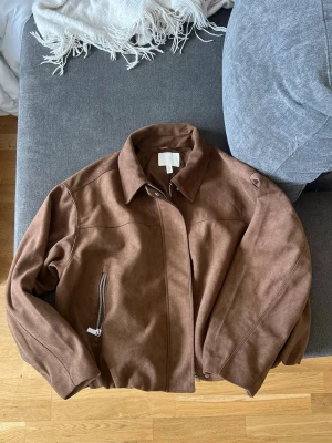 Brun jacka från H&M - Snygg brun jacka från H&M i mocka imitation 