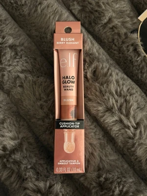 e.l.f. Halo Glow Beauty Wand Blush - Flytande rouge från e.l.f. i nyansen Berry Radiant. Köpte i fel nyans💕