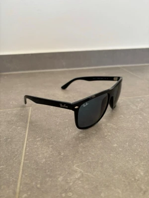 Svarta Ray-Ban Boyfriends solglasögon - Klassiska svarta Ray-Ban Boyfriend solglasögon med bred båge och mörka glas. Pris kan diskuteras