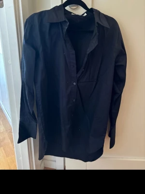 Oversized skjorta  - Oversized svart skjorta, aldrig använd 