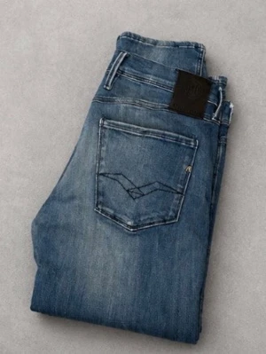 Ljus blåa Replay jeans  - Snygga blå jeans med klassisk tvätt och broderad detalj på bakfickan. Modellen har normal passform och raka ben. Jeansen har fem fickor och en mörk läderpatch vid linningen. Perfekta till vardagslooken.