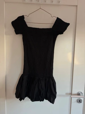 Svart klänning H&M - Säljer denna supersnygga klänning i strl S från H&M❤️