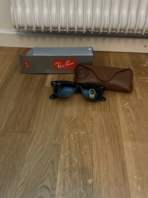 Svarta Ray-Ban Wayfarer solglasögon - Helt nya, allt tillkommer, priset kan diskuteras 