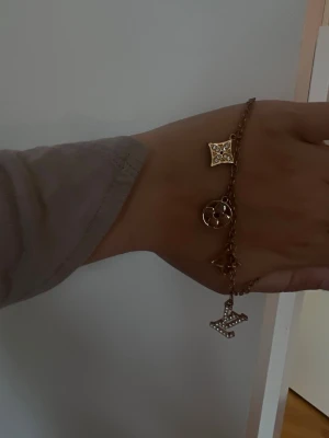 Gulligt armband  - Fint armband med olika grejer på. Det är lite missfärgat osv då det är användt, men ändå fint skick och tycker inte det syns super mycket när man har på det.  Det är guld/brons färgat 
