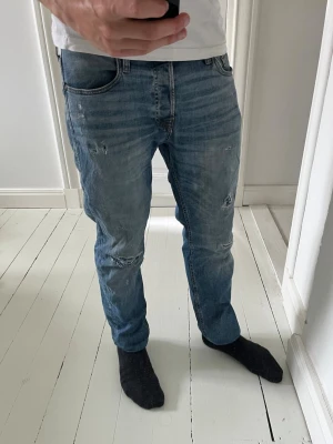 Jack and jones jeans  - Jack and jones jeans, Inga större defekter. Modellen i bilderna är 180 cm 75 kg pch bär Storlek , W33 L32, Måtten i sista bilden är A:43  B:102 , Kom med frågor!
