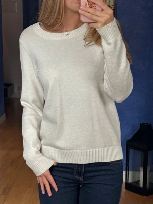 Vit stickad tröja från VILA - Stilren vit stickad tröja i jättemjukt material 💞