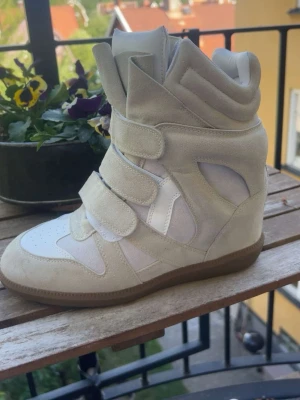 Isabel Marant - Säljer min syrras Marant skor eftersom dem är för små för henne och kommer ej till användning. Väldigt väldigt fint skick på dessa. Hör av er vid frågor