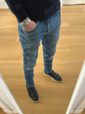 Tiger of Sweden Jeans  - Tjena, säljer ett par Tiger of Sweden jeans i modellen Pistolero, Jensen är i bra skick och i storlek W30/L32 och i färgen Marinblå hör gärna av dig om du har några frågor☺️13