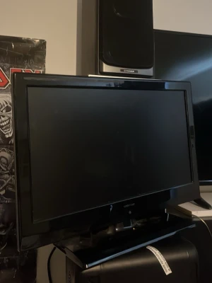 Svart  Andersson TV  med platt skärm - Säljer en svart platt TV från Grundig med stilren ram och klassisk design.  Perfekt för husvagn eller andra ställen 