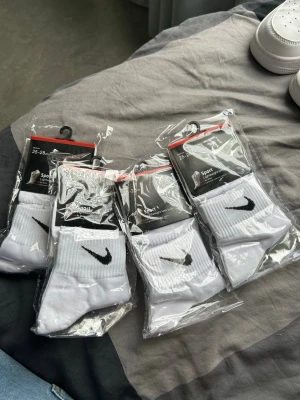 Vita sportstrumpor från Nike - 100kr styck 