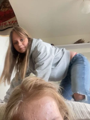 Säljer Siri - Säljer en klassisk tjej med blont/brunt hår och diagnoserad dyslexi (visar även tecken på tourettes). Hoodien har en avslappnad passform och är perfekt för en chill och bekväm stil, speciellt på Siri . Siri är tillverkad i mjukt material och har långa ärmar. Siri är perfekt att dra på sig när man vill vara extra cozy. Hon är lite störd