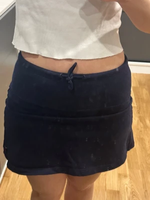 Strandkjol - Mörkblå kort tygkjol som passar perfekt till stranden eller sommaren i allmänhet! Från polarn o pyret men passar mig som vuxen och motsvarar  ungefär Stl xs-s skulle jag säga. Bra skick. 