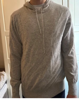 Ljusgrå soft goat Kashmir Hoodie - En stilren ljusgrå Kashmir Hoodie.passar L-Xl. Finns ett pytte litet hål i armen som knappast syns kan skicka bild på de om due intresserad. Kom med frågor och funderingar priset e inte fast i sten🙏