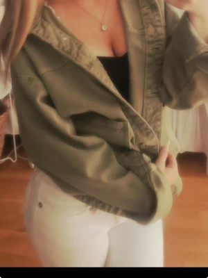 Grön jeansjacka från ZARA - Snygg o jätte trendig grön jeansjacka från ZARA. Storlek S o använd ca 2 gånger💘