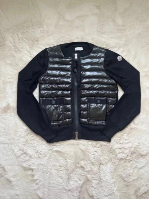Moncler cardigan - En super snygg moncler cardigan i svart och super bra skick. Använd några få gånger men vill gärna köpa en i en annan färg så säljer därför. Om du har mer frågor eller vill ha fler bilder är det bara att skriva så löser jag!! Pris går att diskutera💕
