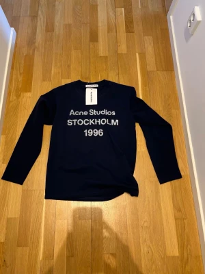 Acne tröja - Helt ny acne collagetröja med taggen kvar i storleken S. Kontakta mig vid fler frågor!