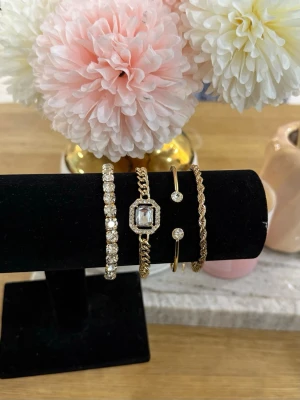 Guld Armband Set - Säljer ett set med fyra snygga armband i guldton. Helt ny aldrig använd. Rostfritt stål. Justerbar.