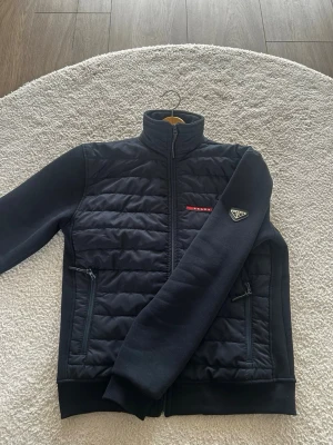 Mörkblå cardigan  - En väldigt fräsch och stilig cardigan i storlek S, har använt ett fåtal gånger men är som nyskick, hör av er vid minsta lilla fråga😁