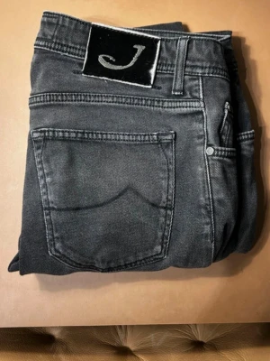 Jacob Cohën jeans - Tjena! Säjer nu dessa riktigt snygga jeans från Jacob Cohën! (Nypris 5500) Jag är 190 och de sitter bra på mig! Hör av er vid frågor och funderingar!🙌