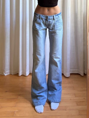 Lågmidjade jeans  - midja: 41 innerbenslängd: 85 jag är ca 165cm! 