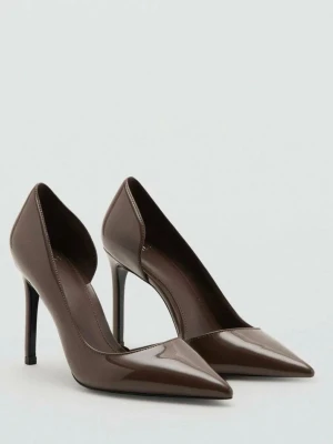 Virala klackar mango - Snygga bruna pumps i lack från Mango med spetsig tå och hög smal klack. Skorna har en stilren design med öppen insida och glansig finish som ger en trendig look. Slutsålda överallt. Aldrig använda. Helt nya