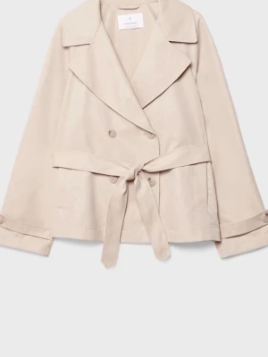 Beige kort trenchcoat med knytskärp - Stilren beige trenchcoat i kort modell med dubbelknäppning och brett knytskärp i midjan. Jackan har klassisk krage, dekorativa knappar vid ärmslut och är tillverkad i ett mjukt tyg som ger en avslappnad look. Nypris 400kr