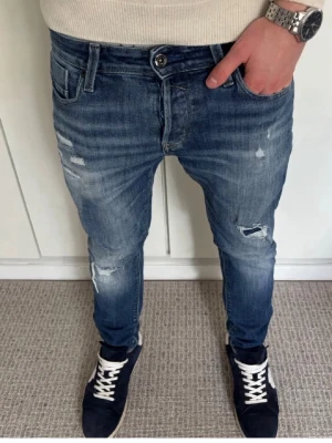 Sällsynta slim jeansslitningar Jack & Jones - Tja! Säljer dessa limiterade slim jeans från Jack & Jones | L30 W29 | Jag på bilden är 183! | Hör av er vid minsta lilla fundering 🤔 