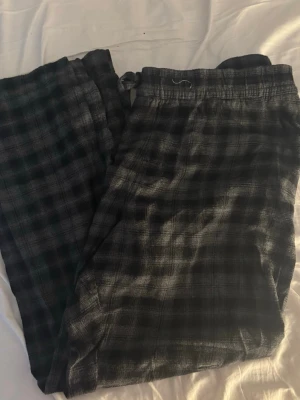 Rutiga pyjamasbyxor från H&M - Mysiga pyjamasbyxor från H&M i svart och grått rutmönster. 