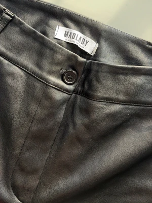 Svarta coated byxor Madlady - Säljer ett par svarta coated byxor från Madlady med skinny fit och hög midja.