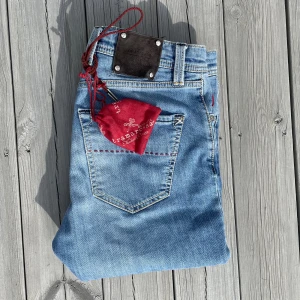  Tramarossa Jeans - Säljer dessa feta Tramarossa jeansen!             Storlek 32 | Skick 8/10 | Modell~Giotto.              Medföljer Påse, snören och extra knappar! Skriv vid funderingar! Skickar gärna fler bilder!!